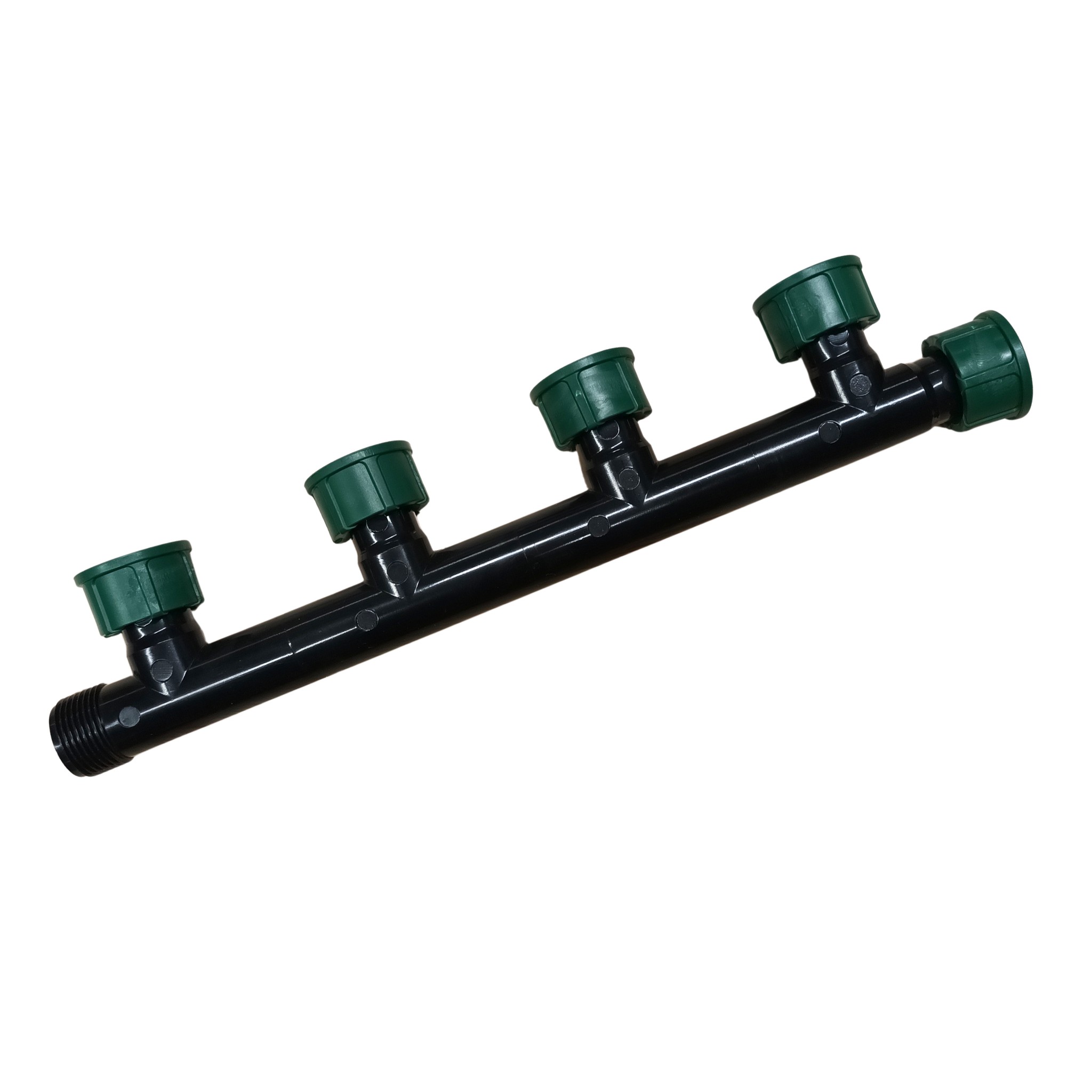  Musta pitkä muoviliitin, jossa 4 kierrelähtöä letkuille. Lähdöissä vihreät sisäkierreosat. 