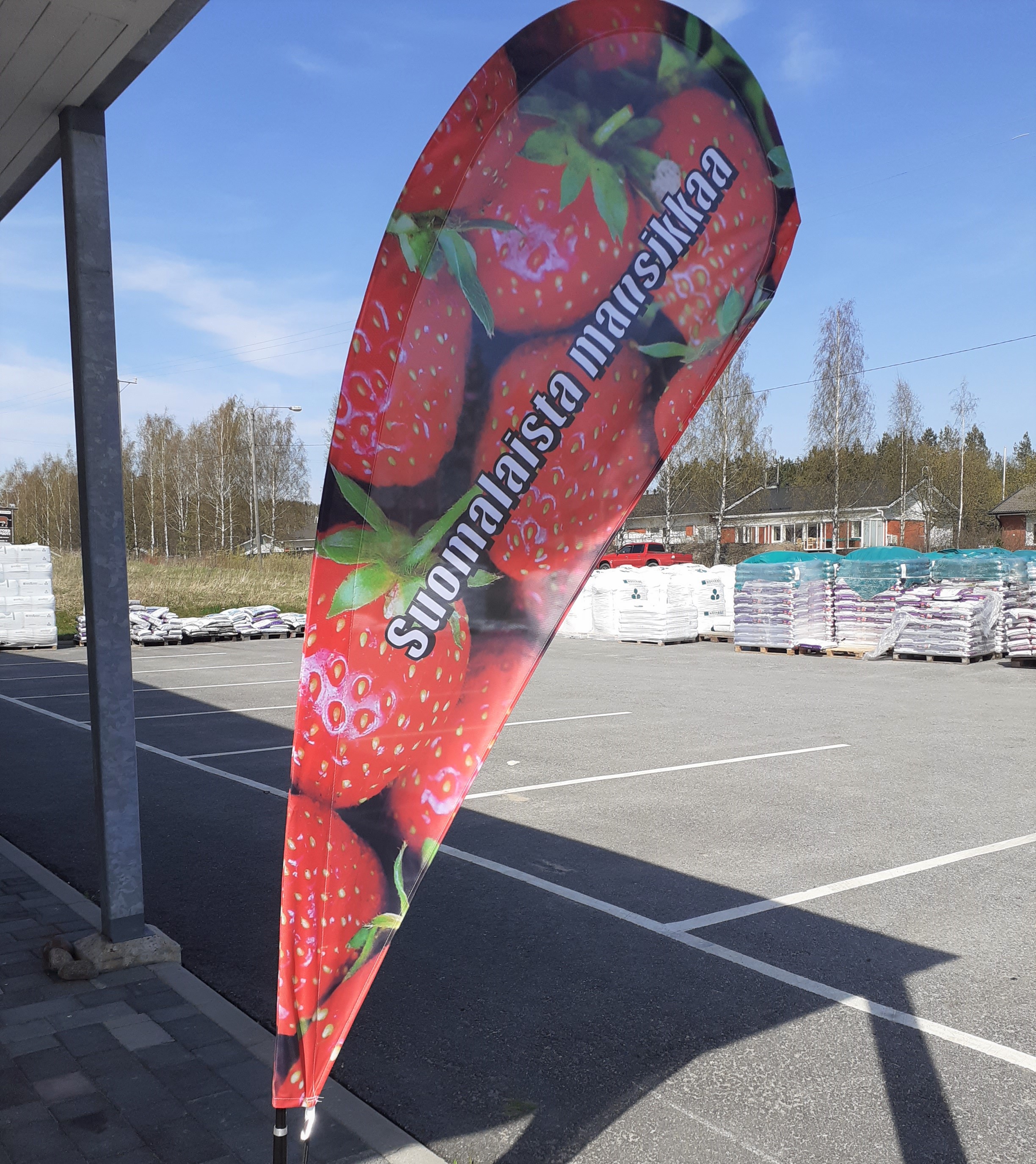 Mainoslippu 'Suomalaista mansikkaa' (pisaramalli), pieni