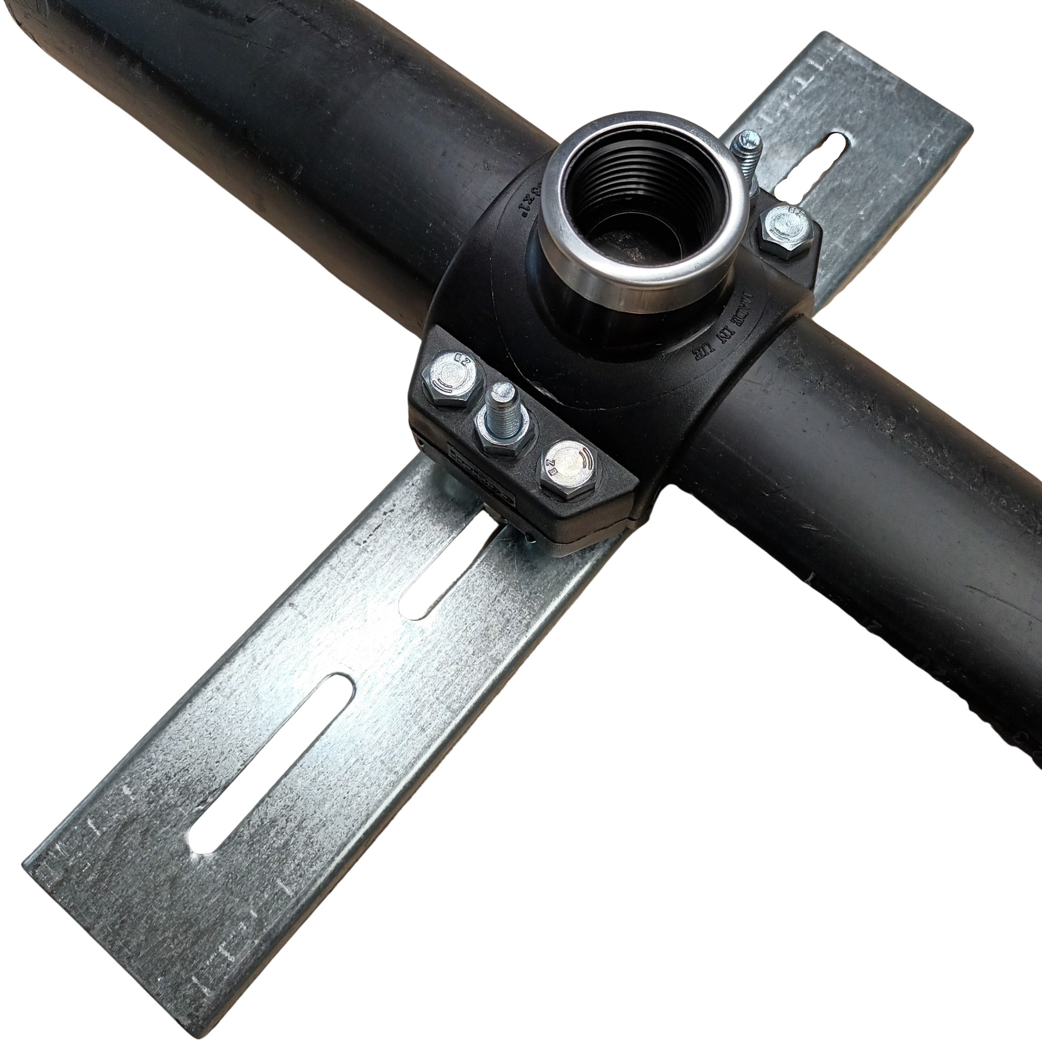  Musta paineputki asennettuna poikittain metalliseen tukeen 