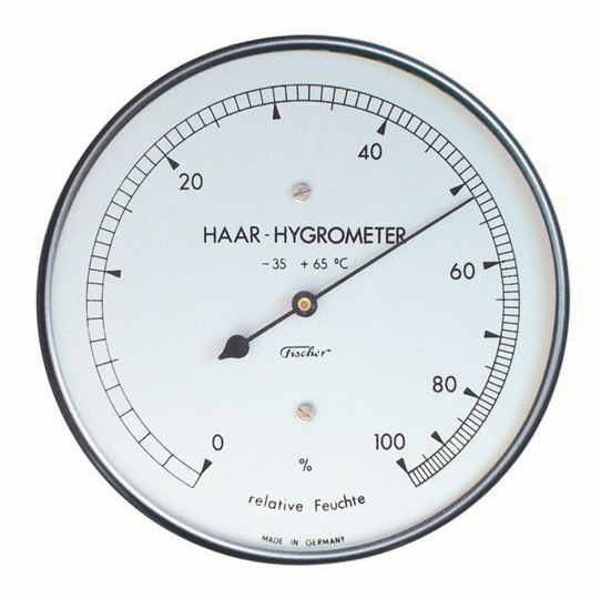  Pyöreä analoginen mittaritaulu. Vaalealla pohjalla musta mitta-asteikko ja musta viisari. 